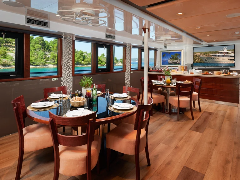 Hire a  Motoryacht Queen Eleganza Split