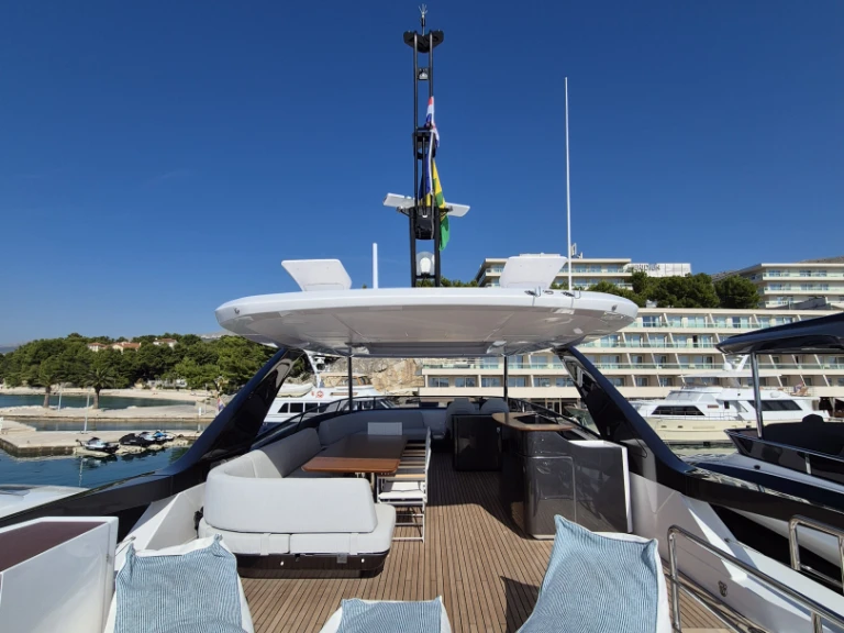 Charter a Azimut Azimut Grande 26M in Šibenik on Samboat