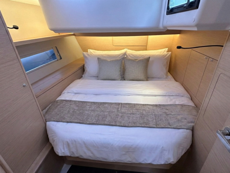 Charter a Dufour Dufour 470 in Salerno on Samboat