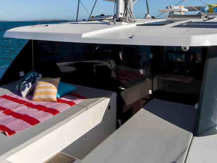 Yacht hire La Paz cheap Leopard 42