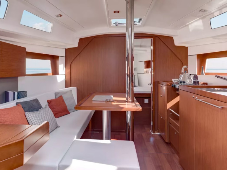 Charter a Bénéteau Oceanis 35 in Furnari on Samboat