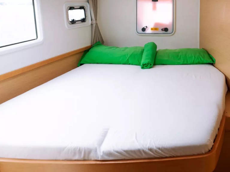 Hire Catamaran Lagoon with a boat licence