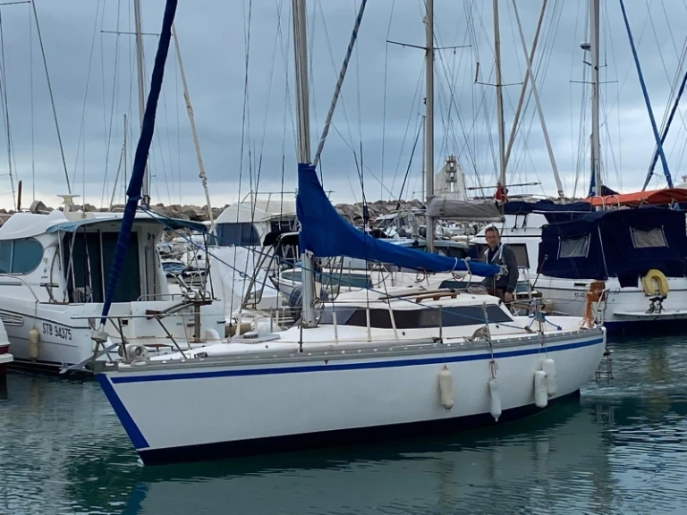 Hire Sailboat Jeanneau with a boat licence