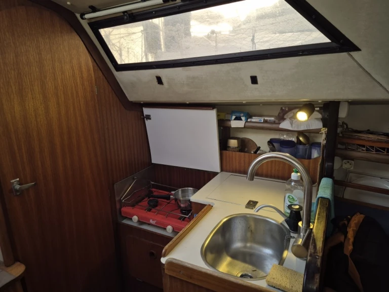 Hire Sailboat Jeanneau with a boat licence