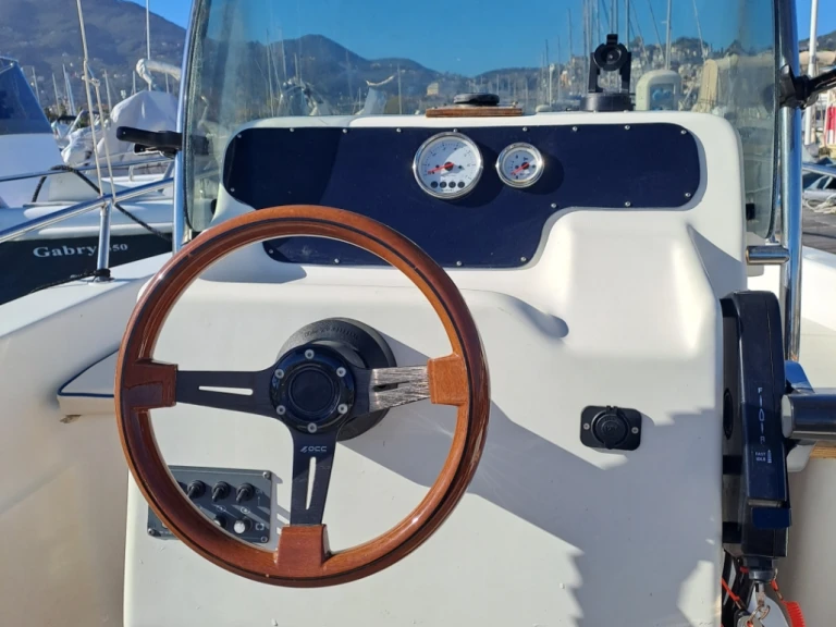 Yacht hire La Spezia cheap Azzura