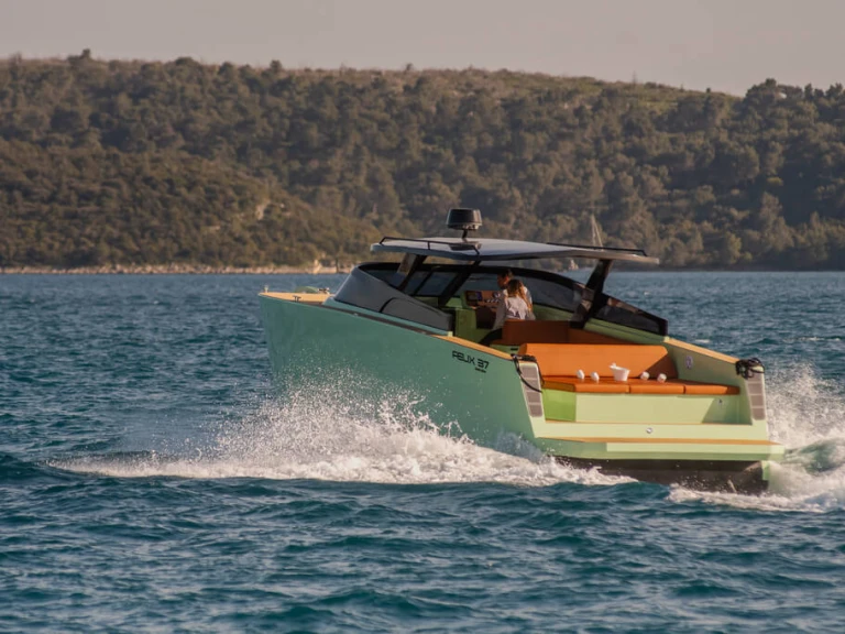 Hire Motorboat Felix with a boat licence