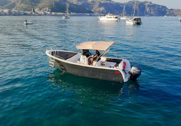 Charter a Lever 750 in Giardini-Naxos on Samboat
