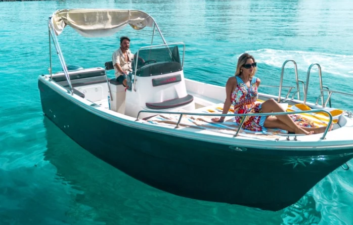 Hire Motorboat Lever with a boat licence