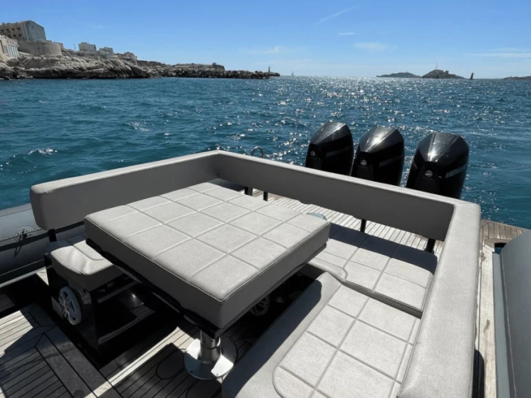 Yacht hire Saint-Tropez cheap Sea Water Phantom 400  