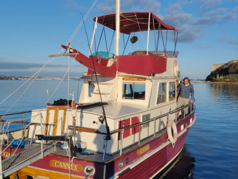 Hire Motorboat Grand-Banks-36 with a boat licence
