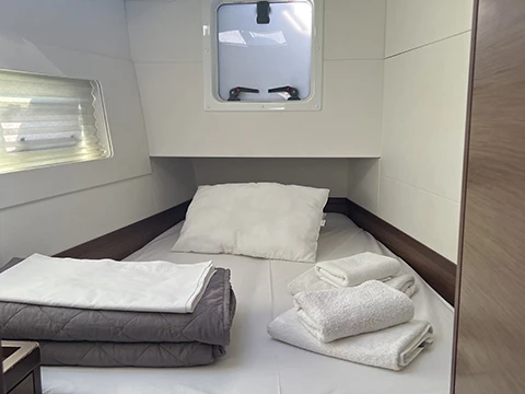 Yacht hire Alimos cheap Lagoon 40