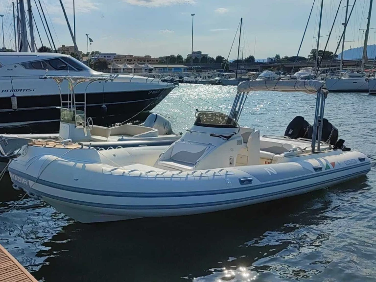 Charter a  Nadir 33 in Golfo Aranci on Samboat