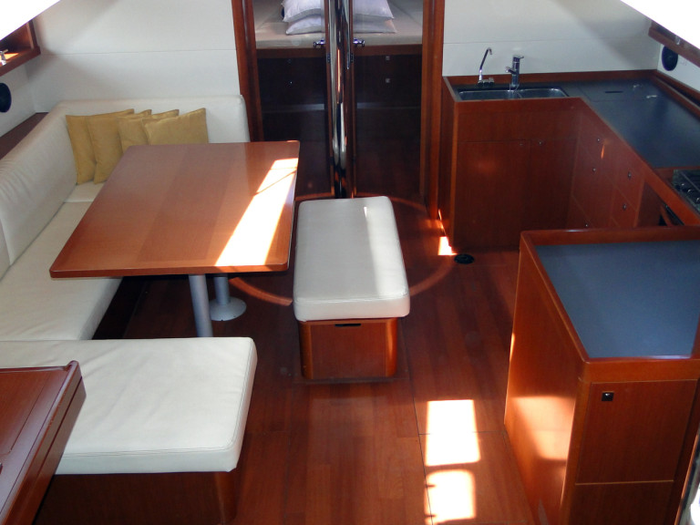 Hire a Bénéteau Oceanis 48 Komolac