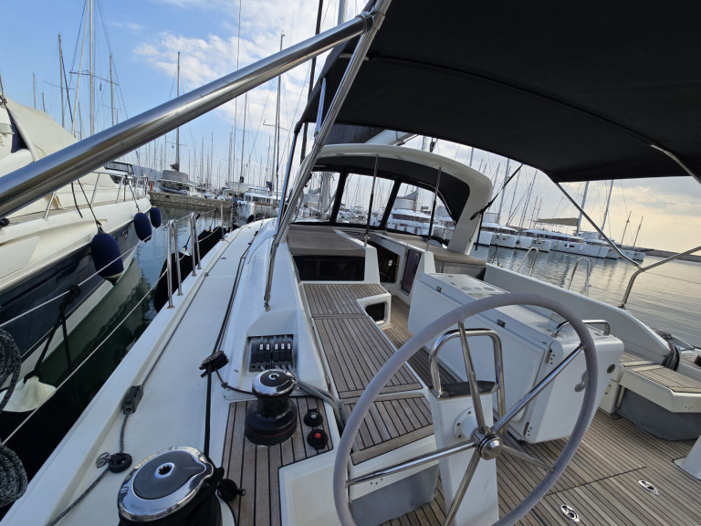 Bénéteau Oceanis 51.1 charter bareboat or skippered in  Alimos