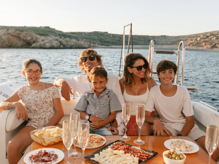 Hire Motorboat Fairline with a boat licence