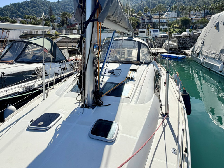 Bénéteau Beneteau Oceanis 40 Tigre charter bareboat or skippered in  Fethiye