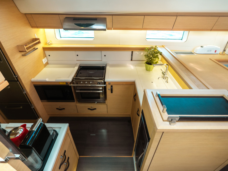 Sailboat to hire Lávrio at the best price