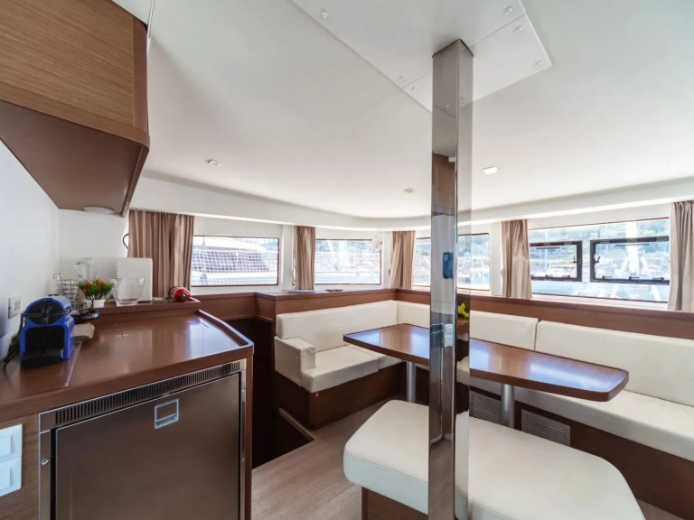 Yacht hire Capo d'Orlando cheap Lagoon 42