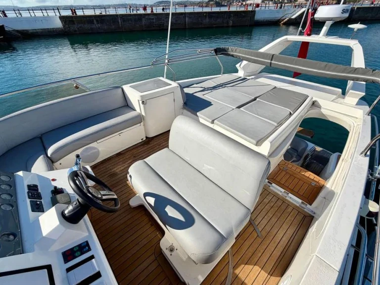 Hire Luxury Yacht Sealine with a boat licence