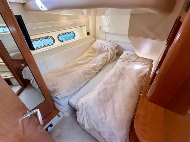 Yacht charter Antibes - Sealine F425  on SamBoat