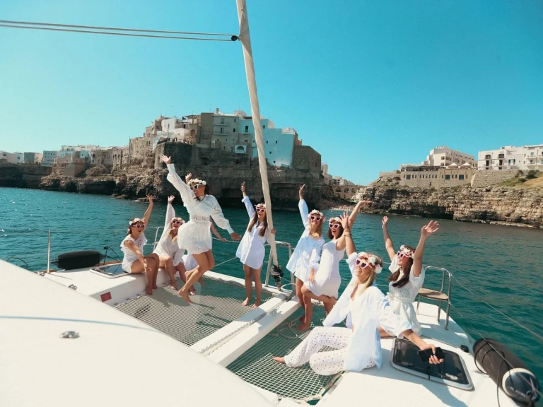 Hire Catamaran Lagoon with a boat licence