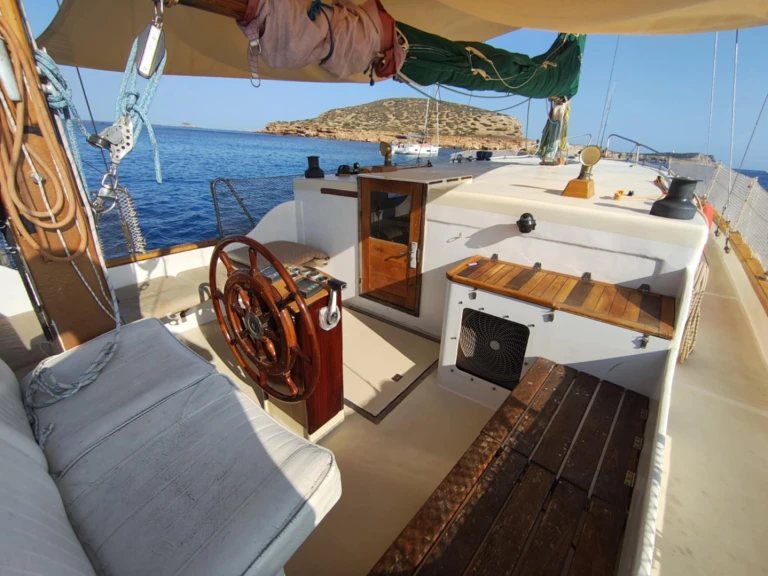 Sailboat to hire Sant Antoni de Portmany at the best price