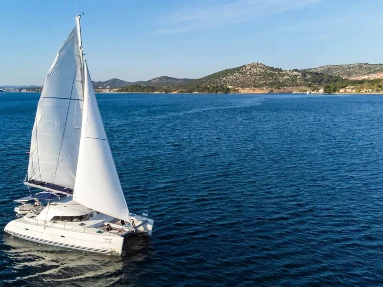 Hire a Lagoon Lagoon 380 Cannes