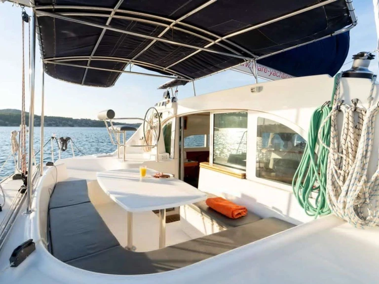 Hire Catamaran Lagoon with a boat licence