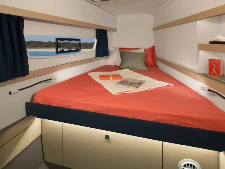 Catamaran hire in Cogolin - Fountaine Pajot Lucia 40 (3cab)