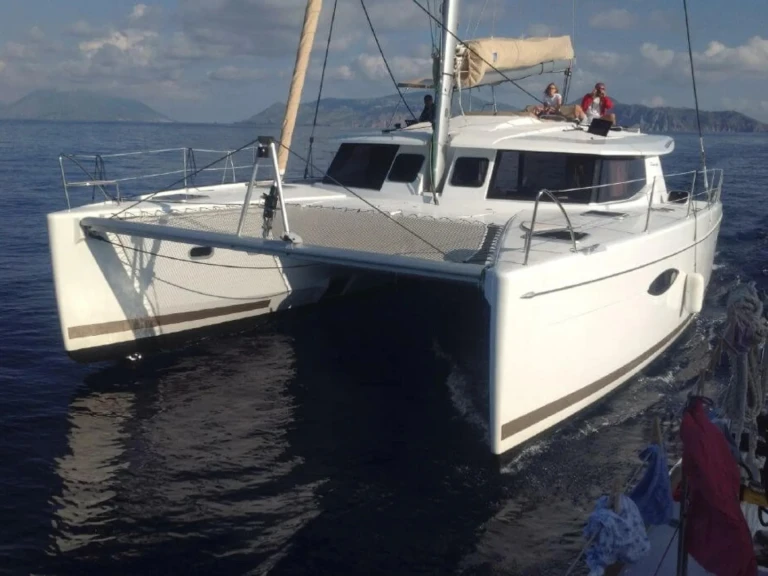 Yacht charter Cogolin - Fountaine Pajot Helia 44 on SamBoat