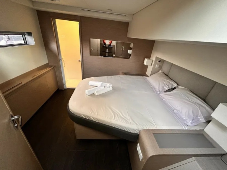 Hire Catamaran Fountaine Pajot with a boat licence