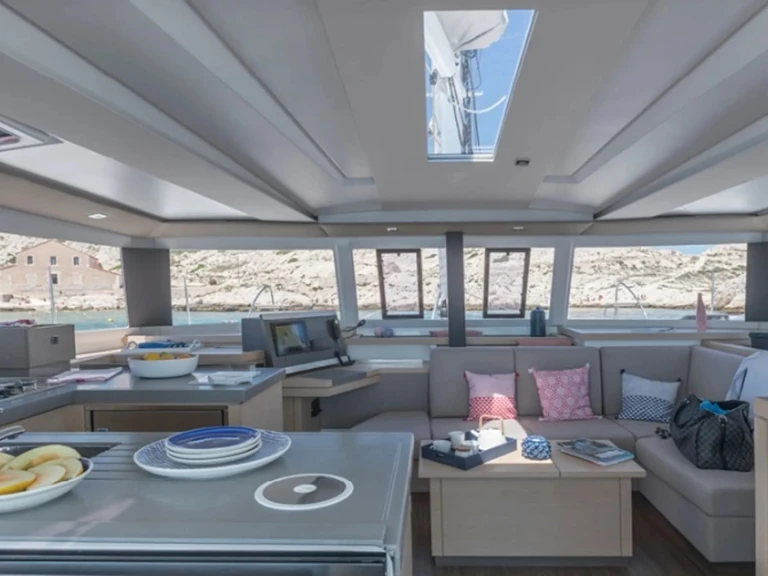 Catamaran hire in Cogolin - Fountaine Pajot Astrea 42