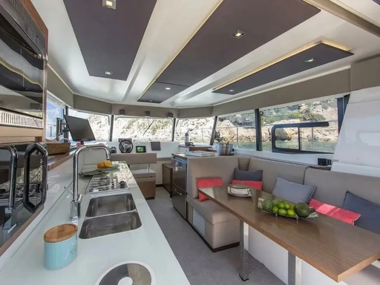 Yacht charter Cogolin - Fountaine Pajot Fountaine Pajot MY 37 on SamBoat