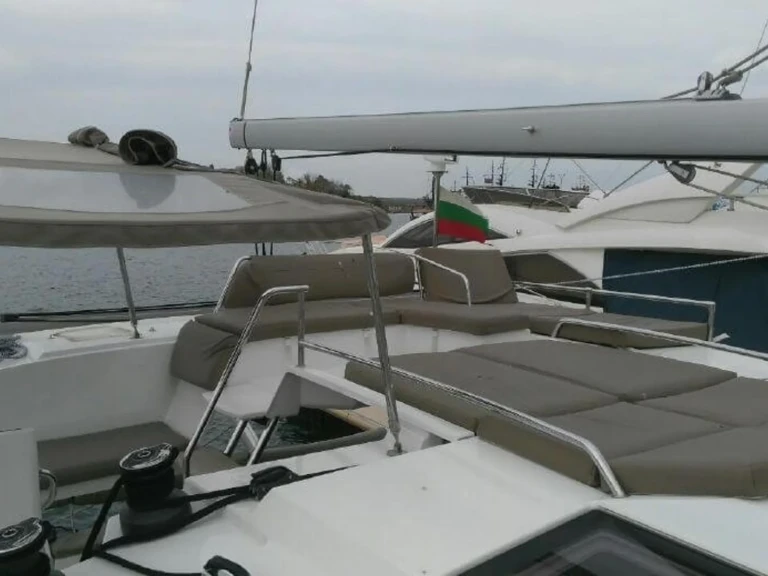 Hire Catamaran Fountaine Pajot with a boat licence