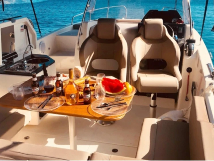 Hire a Quicksilver Activ 755 Sundeck Hyères