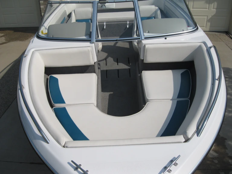 Hire Motorboat Four Winns with a boat licence