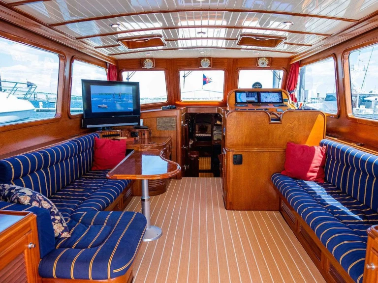 Yacht hire Newport cheap GEM 64