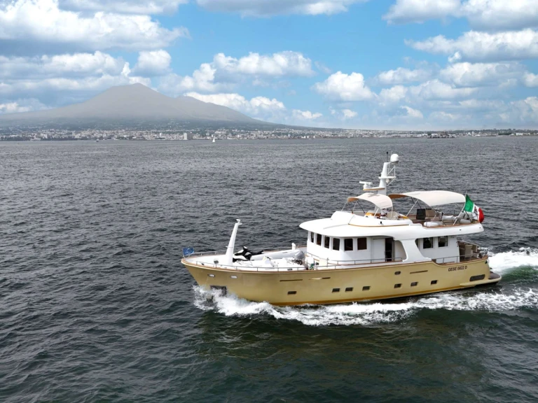 Hire Luxury Yacht Terranova Yachts with a boat licence