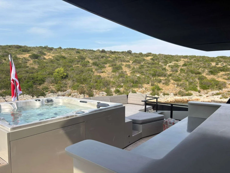 Luxury Yacht to hire Athens at the best price