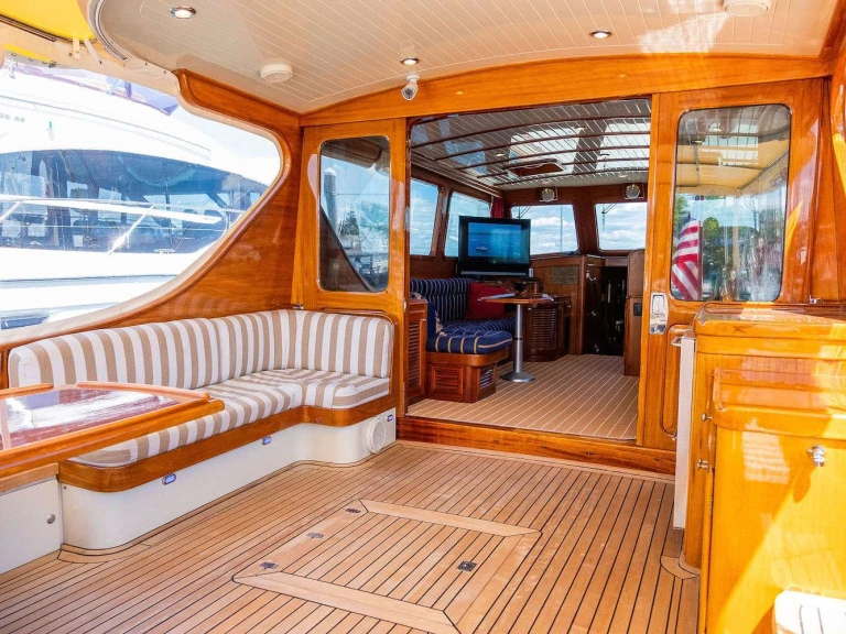 Luxury Yacht to hire Newport at the best price