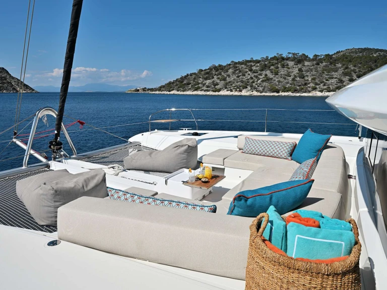 Hire Luxury Yacht Lagoon with a boat licence