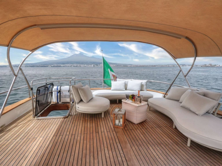 Luxury Yacht hire in Naples - Terranova Yachts AZUR