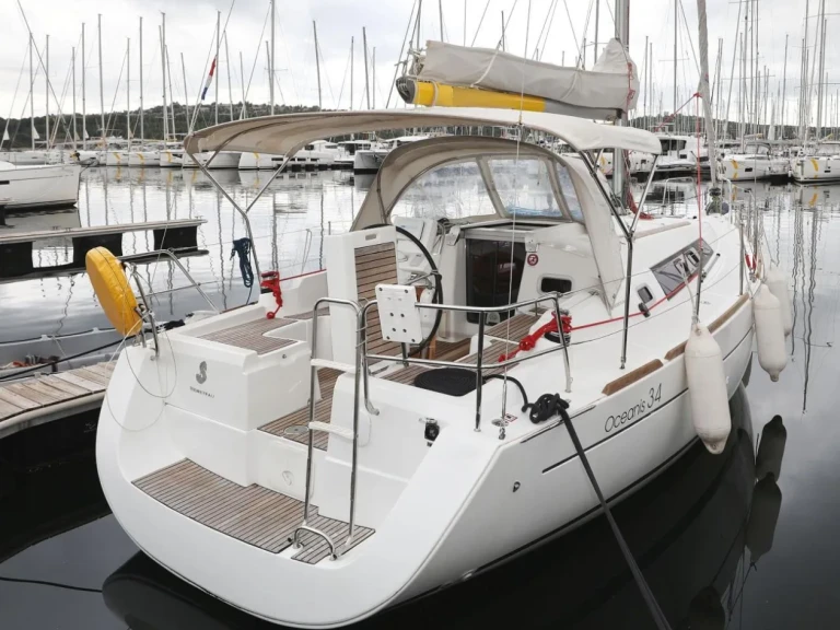 Hire a Bénéteau Oceanis 34 Punat