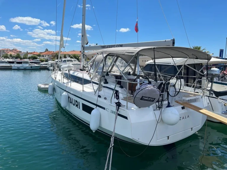 Hire a Bavaria Bavaria C38 Biograd na Moru