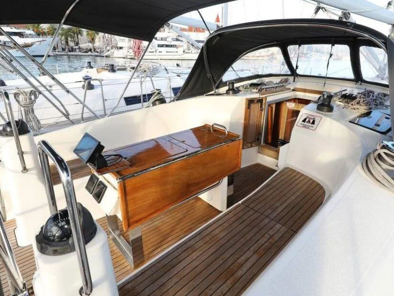 Hire Sailboat Bavaria with a boat licence