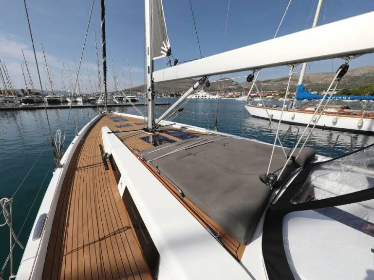 Sailboat to hire Primošten at the best price