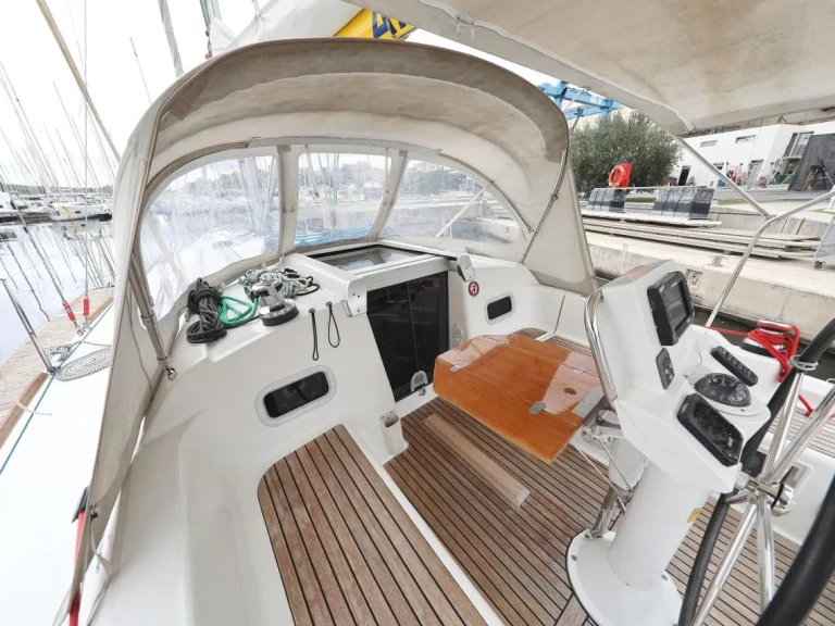 Charter a Bénéteau Oceanis 34 in Punat on Samboat