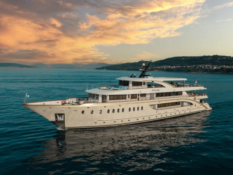 Hire Luxury Yacht  with a boat licence