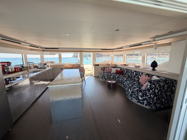 Hire Catamaran Lagoon with a boat licence