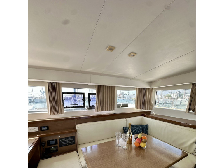 Hire Catamaran Lagoon with a boat licence